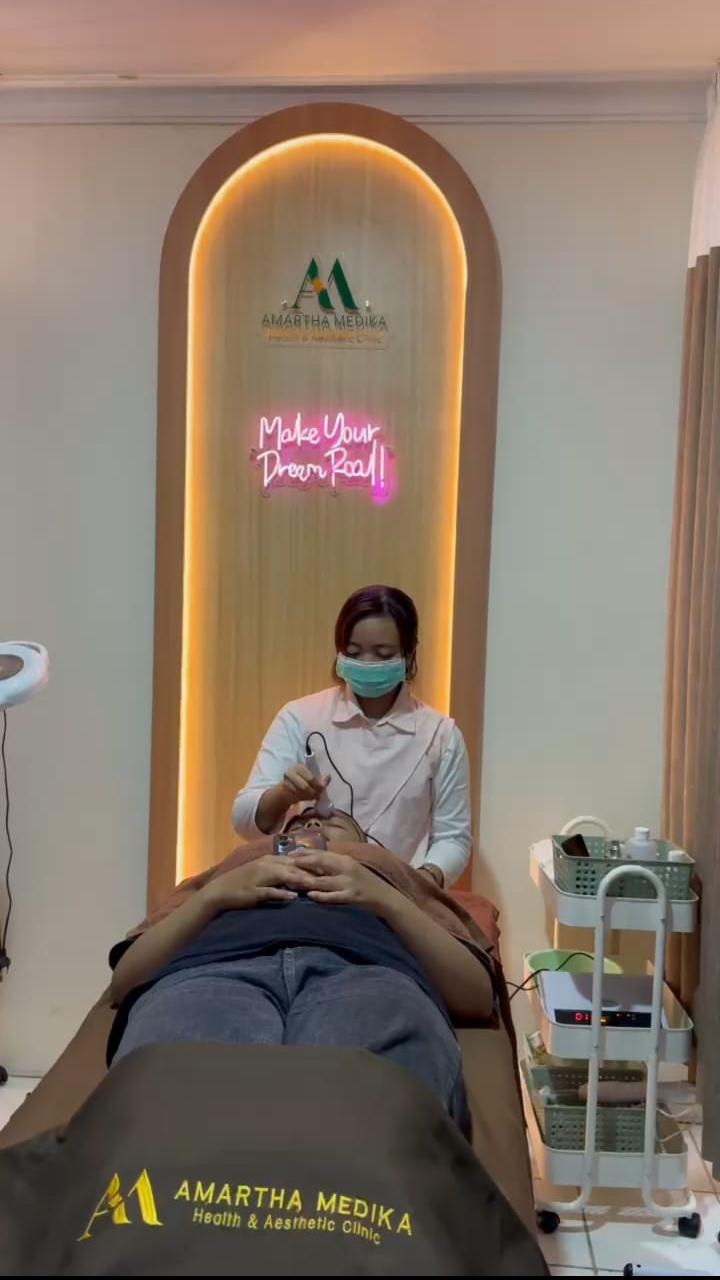 Layanan Facial Detox Whitening di Amartha Medika